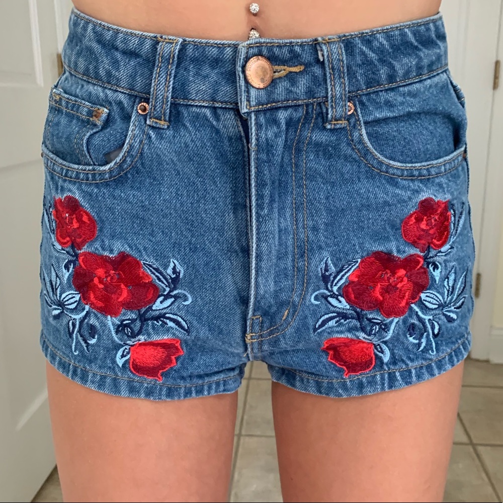 SOLD 🌹 h&m Coachella floral jean shorts - Picture 3 of 6